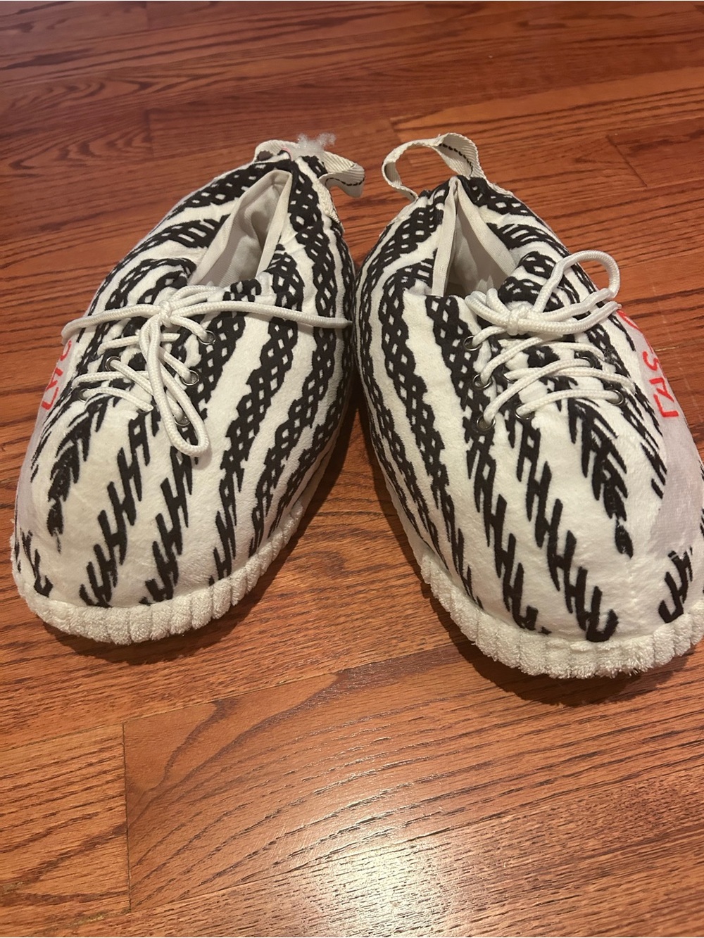 Comfortable fun unisex slippers to mimic Yeezy fit size 8-9